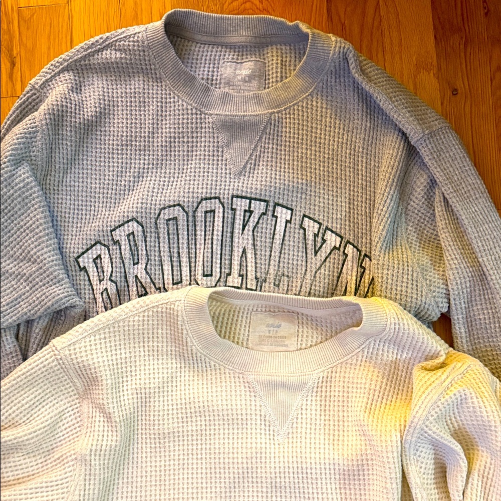 AERIE THERMAL CREW NECKS. PRACTICALLY BRAND NEW. SIZE MEDIUM/LARGE.